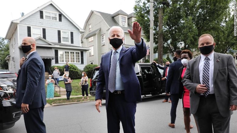 Joe Biden s'arrête devant sa maison d'enfance le 9 juillet 2020 à Scranton, Pennsylvanie.