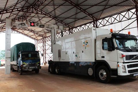 Un camion passe sous le scanner de la Rwanda Revenue Authority à la frontière entre Gatuna et Katuna. Des camions contenant les minerais rwandais trafiqués ont été saisis en Ouganda à la frontière de Katuna, transportant des minerais d’une valeur de 750 000 dollars. PHOTO | CYRIL NDEGEYA | NMG