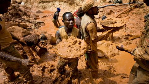 Les creuseurs d'or forment une chaîne humaine en creusant un puits ouvert à la mine Chudja dans la concession de Kilomoto près du village de Kobu, à 100 km de Bunia, au nord-est du Congo, le 23 février 2009. (Reuters)