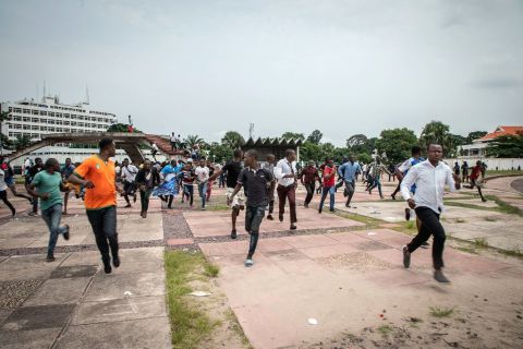 Des partisans de Martin Fayulu se sont dispersés samedi après des charges de la police à Kinshasa, en République démocratique du Congo. M. Fayulu, candidat de l'opposition à la présidentielle, conteste les résultats de la récente élection. 