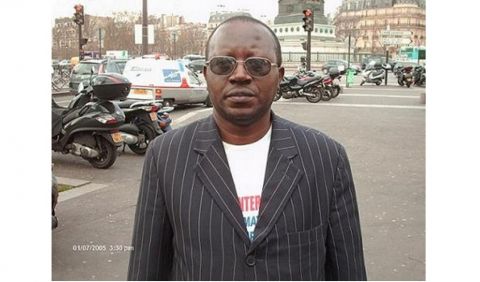 Floribert Chebeya sur la place Bastille à Paris. Photo prise par Freddy Mulongo pour Réveil FM International