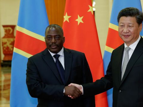 Le President de la Chine Xi Jinping salue Joseph Kabila de la  Democratic Republic of Congo a  Great Hall de Pekin le 4 Sept. 2015. (LINTAO ZHANG/AFP/Getty Images) 