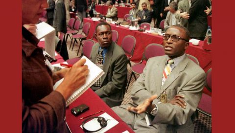 Barnabé Kikaya Bin Karubi (à droite) en août 1998, à Durban (Afrique du Sud), lorsqu’il était ambassadeur de RDC au Zimbabwe