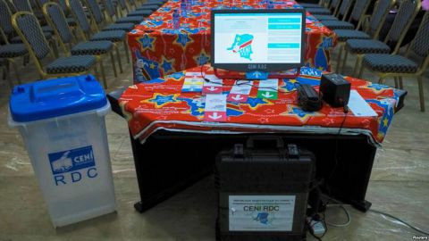DOSSIER - Une machine de vote électronique et une urne sont visibles à l'intérieur du siège de la Commission électorale du Congo (CENI) dans la municipalité de Gombe à Kinshasa, en République démocratique du Congo, le 1er mars 2018
