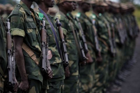 Les soldats de l'armée gouvernementale congolaise se tiennent au garde-à-vous sur une base militaire à Sake, en République démocratique du Congo.