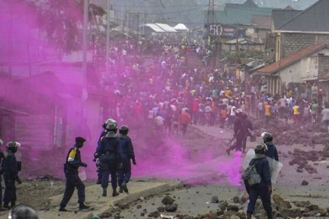 Les forces de police lancent des fusées éclairantes lors d’une manifestation au Congo le 19 septembre (Mustafa Mulopwe /AFP/Getty Images)