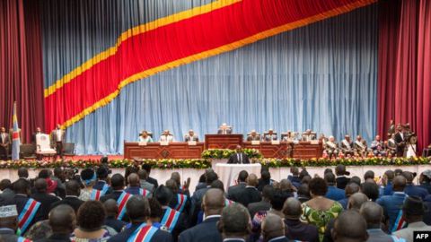 Le président congolais Joseph Kabila (C) s'exprime lors d'une session conjointe extraordinaire du parlement le lendemain de la démission du Premier ministre Augustin Matata.