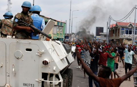 Protestations anti-Kabila en RDC :  Les résidents chantent des slogans contre Joseph Kabila pendant que les forces de maintien de la paix de l'ONU, Monusco, patrouille pendant les manifestations dans les rues de la capitale, Kinshasa le 20 décembre 2016