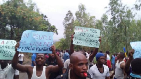 Des manifestants brandissent des affiches exigeant les élections, à l’université de Kinshasa, RDC, 18 octobre 2017.