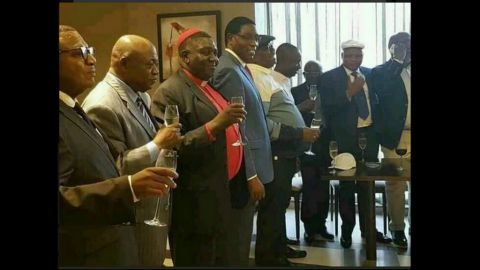 Secrétaire General de l’UDPS J-M. KABUND et AUGUSTIN KABANGU, de trinquer à la champagne avec Henri Mova (FCC), Secrétaire General du PPRD.