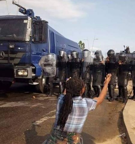 Une heroine maman Congolaise face a la garde presidentielle en tenue de policiers