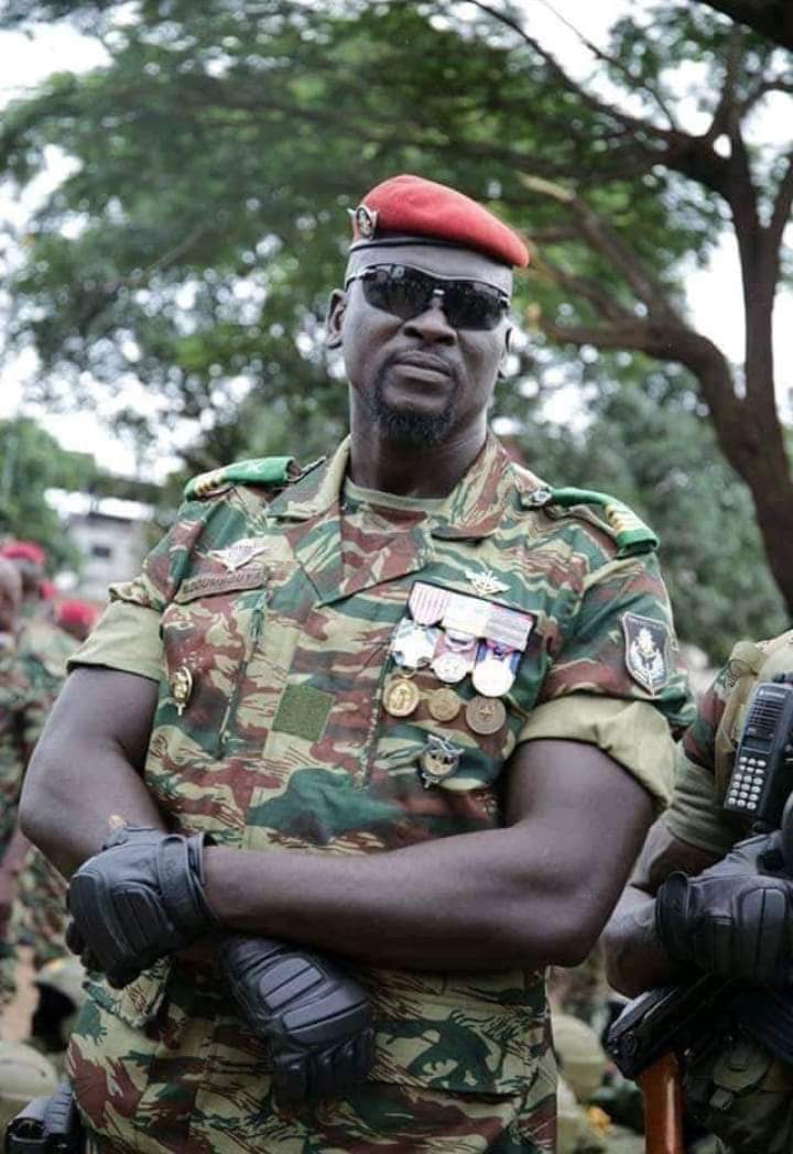 Le colonel Mamady Doumbouya, ci-dessus, a annoncé dimanche la détention du président Alpha Condé. (Guinée militaire/EPA-EFE/Shutterstock)