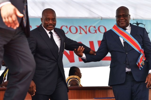 Le président congolais Felix Tshisekedi, à droite, avec le président sortant Kabila lors de son investiture à Kinshasa le 24 janvier 2019.