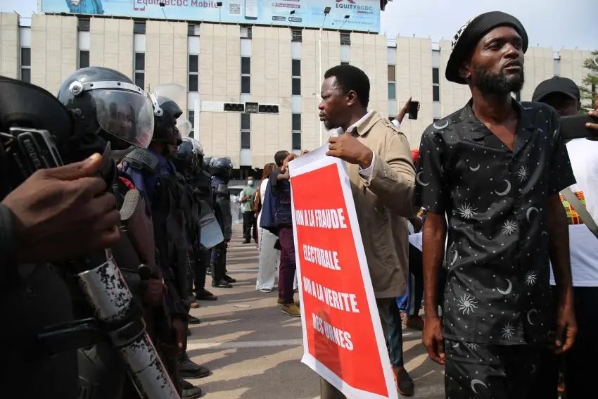 Des militants de partis politiques de l’opposition manifestent contre le processus électoral à Kinshasa, République démocratique du Congo, le 25 mai 2023.