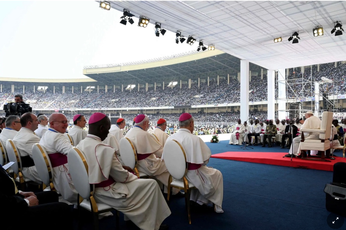 Une photographie publiée par le Vatican montrant le pape François au stade jeudi. Credit… Vatican Media, via Agence France-Presse — Getty Images