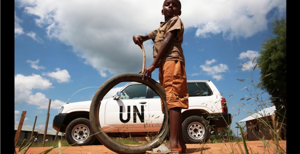 Un enfant joue près d'un véhicule des Nations Unies en 2014 à Beni dans la province du Nord-Kivu, où les problèmes de fraude se sont amplifiés depuis 2018 en raison d'une épidémie d'Ebola. (Abel Kavanagh / MONUSCO)