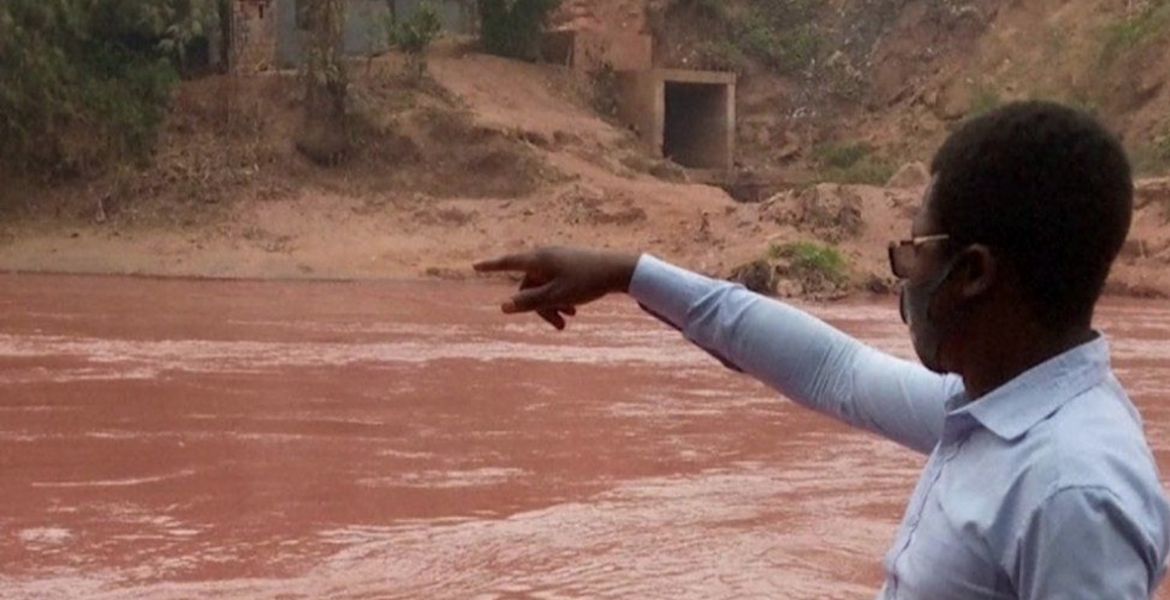 Une fuite toxique d'une énorme mine de diamants en Angola a tué au moins 12 personnes et laissé 4 500 malades, a déclaré un ministre de la République démocratique du Congo voisine.