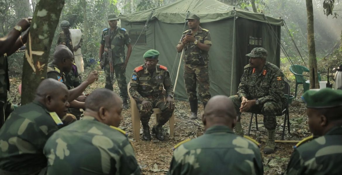 Des commandants congolais et ougandais dans un quartier général temporaire près de Semuliki, dans le parc national des Virunga, au Congo, le 14 décembre.Crédit...Sebastien Kitsa Musayi/Agence France-Presse 