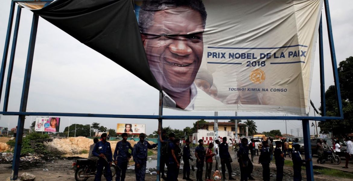 [1/2] Des policiers congolais se tiennent sous une banderole pour le prix Nobel de la paix 2018 Denis Mukwege après un rassemblement politique de Martin Fayulu, finaliste à l'élection présidentielle de la République démocratique du Congo à Kinshasa, République démocratique du Congo, 11 janvier 2019 .REUTERS/Baz Ratner/photo d'archives