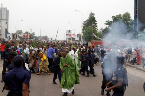 Des policiers anti-émeutes ont tiré des gaz lacrymogènes lors d'une manifestation à Kinshasa, capitale de la République démocratique du Congo, dimanche. Crédit Kenny Katombe / Reuters