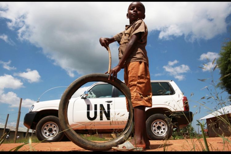 Un enfant joue près d'un véhicule des Nations Unies en 2014 à Beni dans la province du Nord-Kivu, où les problèmes de fraude se sont amplifiés depuis 2018 en raison d'une épidémie d'Ebola. (Abel Kavanagh / MONUSCO)