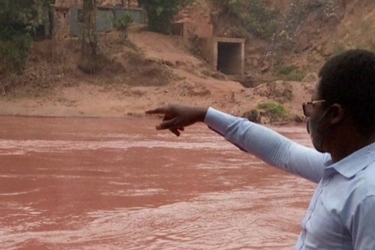 Une fuite toxique d'une énorme mine de diamants en Angola a tué au moins 12 personnes et laissé 4 500 malades, a déclaré un ministre de la République démocratique du Congo voisine.