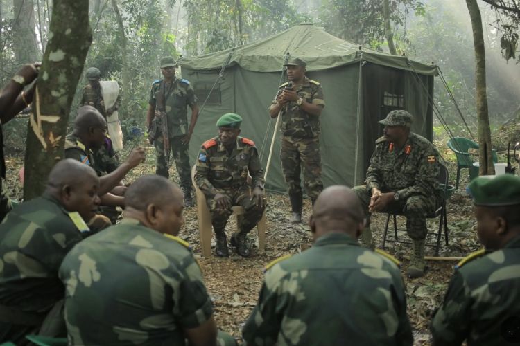 Des commandants congolais et ougandais dans un quartier général temporaire près de Semuliki, dans le parc national des Virunga, au Congo, le 14 décembre.Crédit...Sebastien Kitsa Musayi/Agence France-Presse 