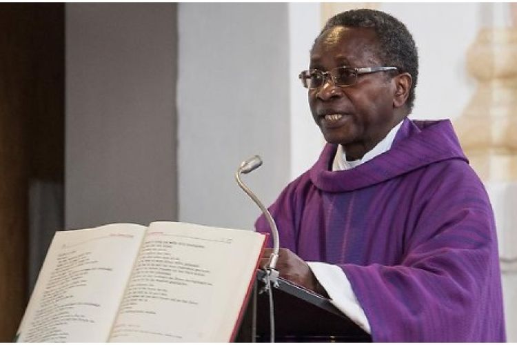 Père Olivier Ndjimbi-Tshiende 